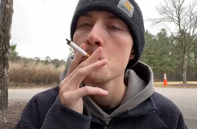 Лечение зависимости от табакокурения в Приморско-Ахтарске Мужчина с сигаретой делает затяжку