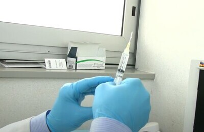 Проведение кодирования Вивитролом в Приморско-Ахтарске Шприц с Вивитролом в руках у врача